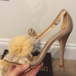 Badgley Mischka champagne pumps size 9M